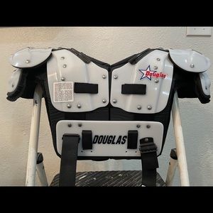 Douglas QBK SP Shoulder Pads M-18”-19”